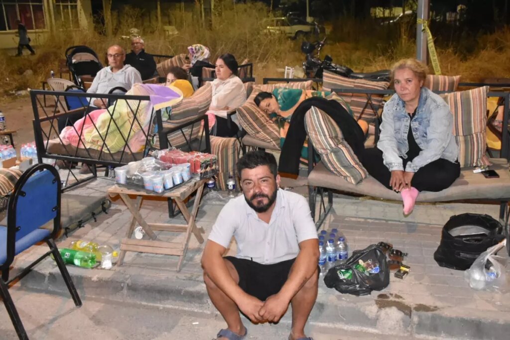 Deprem geceyi sokakta geçiren vatandaşlar, 10 ilde nasıl hissetti?
